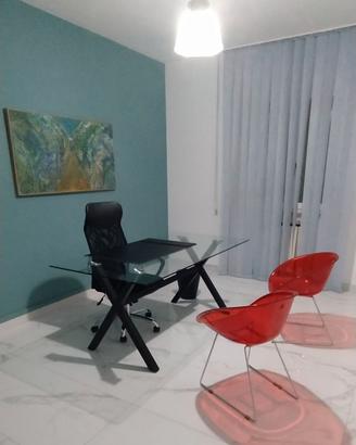 Tavolo da ufficio in cristallo con sedie