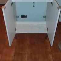 Mobile con lavabo completo di rubinetto
