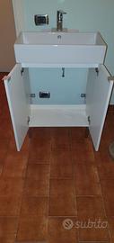 Mobile con lavabo completo di rubinetto