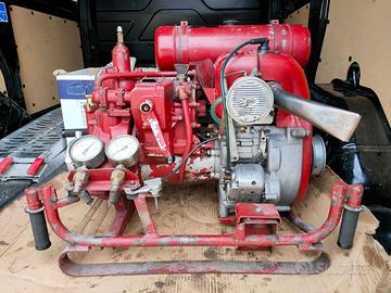 Vecchia pompa dei pompieri motore Ducati 15 HP