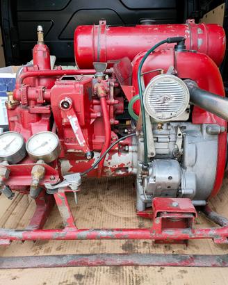 Vecchia pompa dei pompieri motore Ducati 15 HP