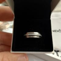 Anello Pandora fascia pavè e logo