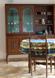 SALA CON TAVOLO ROTONDO ALLUNG. 6 SEDIE, VETRINETT