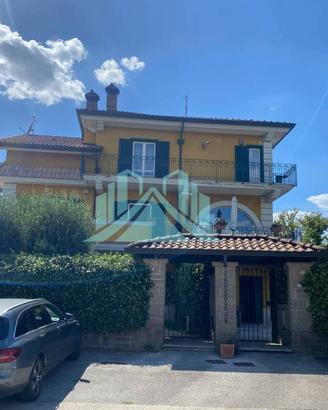 Villetta a schiera di 200 m² con più di 5 locali e