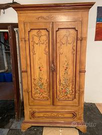 Armadio antico in legno decorato e dipinto a mano