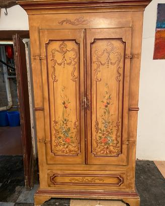 Armadio antico in legno decorato e dipinto a mano