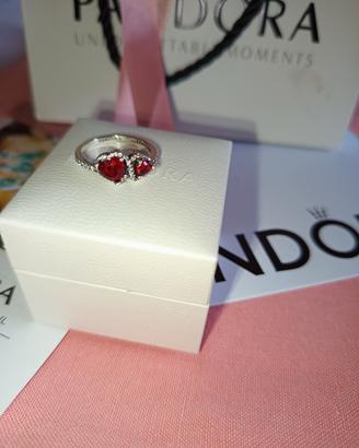anello Pandora con cuori 