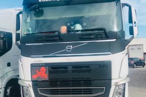 Volvo FH-540 con semirimorchio