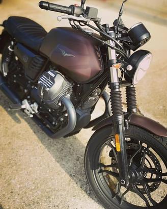 Moto Guzzi V7 III Stone (2021) 8700km