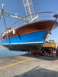 Barca a motore gozzo cabinato