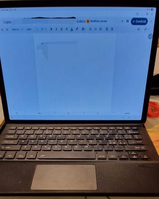Samsung tab S8+ con pen drive, tastiera e custodia