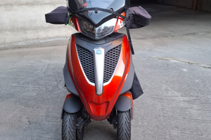 Piaggio MPE Yourban 300 ERL Rosso, anche accessori