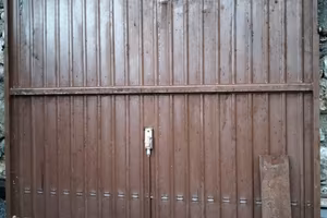 Porta basculante in ferro