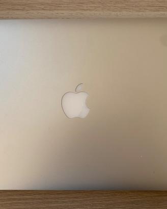 MacBook Air 13,7
