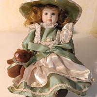 Bambola in ceramica con peluche orsetto