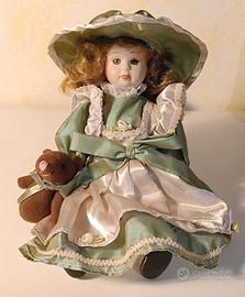 Bambola in ceramica con peluche orsetto