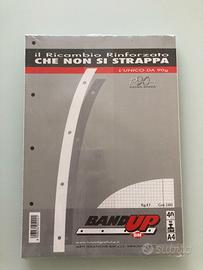 Fogli a quadretti con i buchi