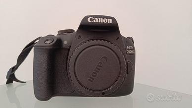 Canon EOS 2000D con accessori 