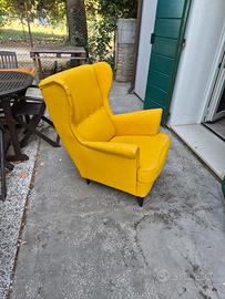 poltrona ikea STRANDMON con pouf