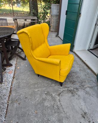 poltrona ikea STRANDMON con pouf
