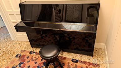 Pianoforte a parete Yamaha C108 nero con sgabello