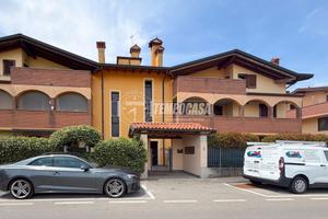 SPLENDIDO TRILOCALE CON DOPPIO BALCONE, BOX AUTO E