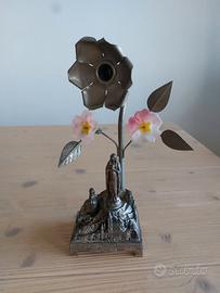 Lourdes, composizione floreale con Madonnina