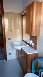 Mobile bagno con lavabo, specchio e pensile