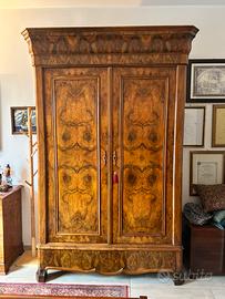 Armadio antico castagno e radica di noce