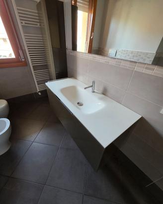 Lavandino con mobiletto sospeso e colonna sospesa