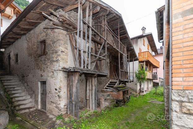 Tabià rustico da ristrutturare in centro paese