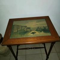 Tavolinetto con immagine sotto vetro.