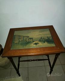 Tavolinetto con immagine sotto vetro.