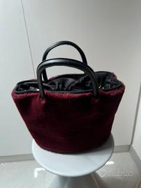 Borsa bordeaux di pelliccia con manici