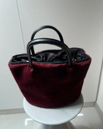 Borsa bordeaux di pelliccia con manici
