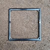 Cornice targa metallo.