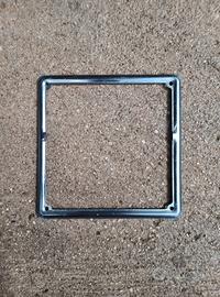 Cornice targa metallo.