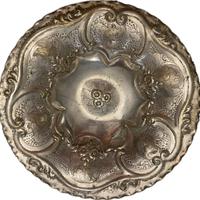 Piatto decorativo in metallo