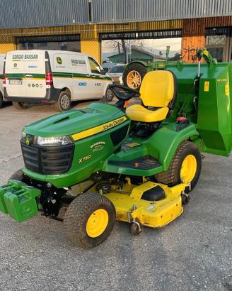 Trattorino rasaerba professionale John Deere X750