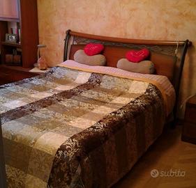 letto in legno massiccio e ferro battuto
