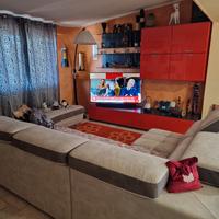 parete attrezzata con divano angolare 