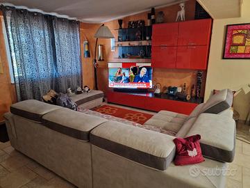 parete attrezzata con divano angolare 