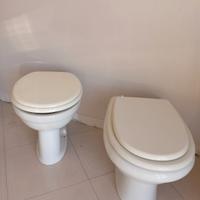 Blocco sanitari bianchi in ceramica 
