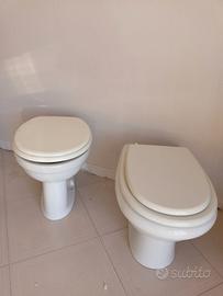 Blocco sanitari bianchi in ceramica 