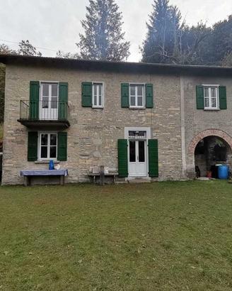 Baita con prati a Torno raggiungibile in jeep