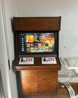 Cabinato in legno con tv 32”, giochi vintage