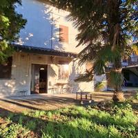 Casa bifamiliare semindipendente con giardino