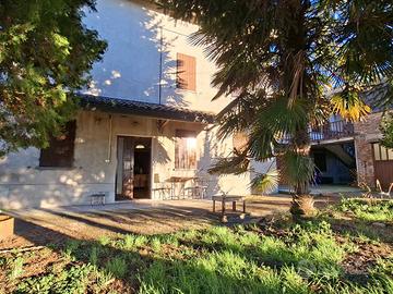 Casa bifamiliare semindipendente con giardino