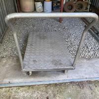 Carrello in ferro 4 ruote