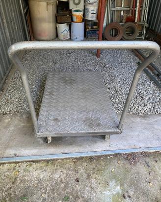 Carrello in ferro 4 ruote